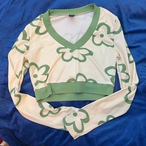 Cropped green floral long sleeve!💚🤗